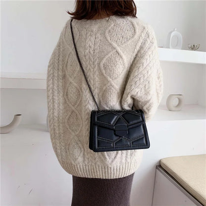 Bolso Pequeño Vintage con Tachuelas y Cadena para Mujer – Bandolera Fashion con Solapa