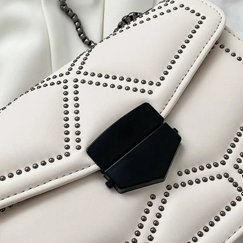 Bolso Pequeño Vintage con Tachuelas y Cadena para Mujer – Bandolera Fashion con Solapa