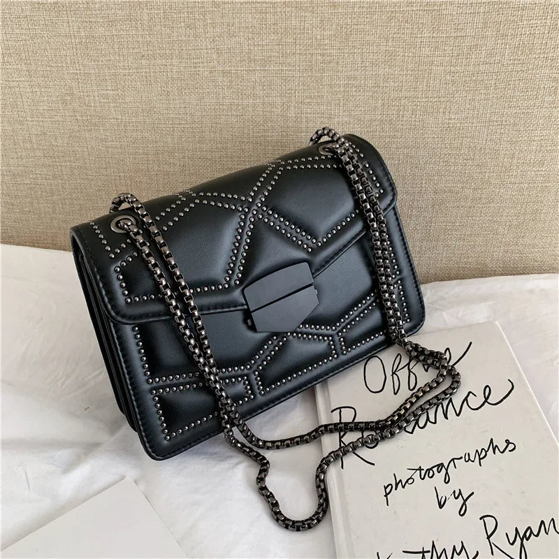 Bolso Pequeño Vintage con Tachuelas y Cadena para Mujer – Bandolera Fashion con Solapa
