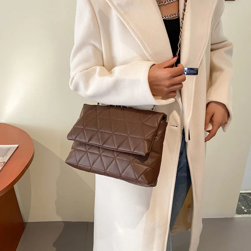 Bolso de Hombro con Solapa Bordada y Cadena – Estilo Casual a Cuadros para Uso Diario