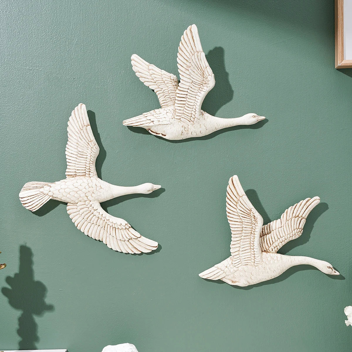 Decoración de Pared en Forma de Ganso en Vuelo – Ornamento Moderno en Resina Dorada y Blanca (1pc