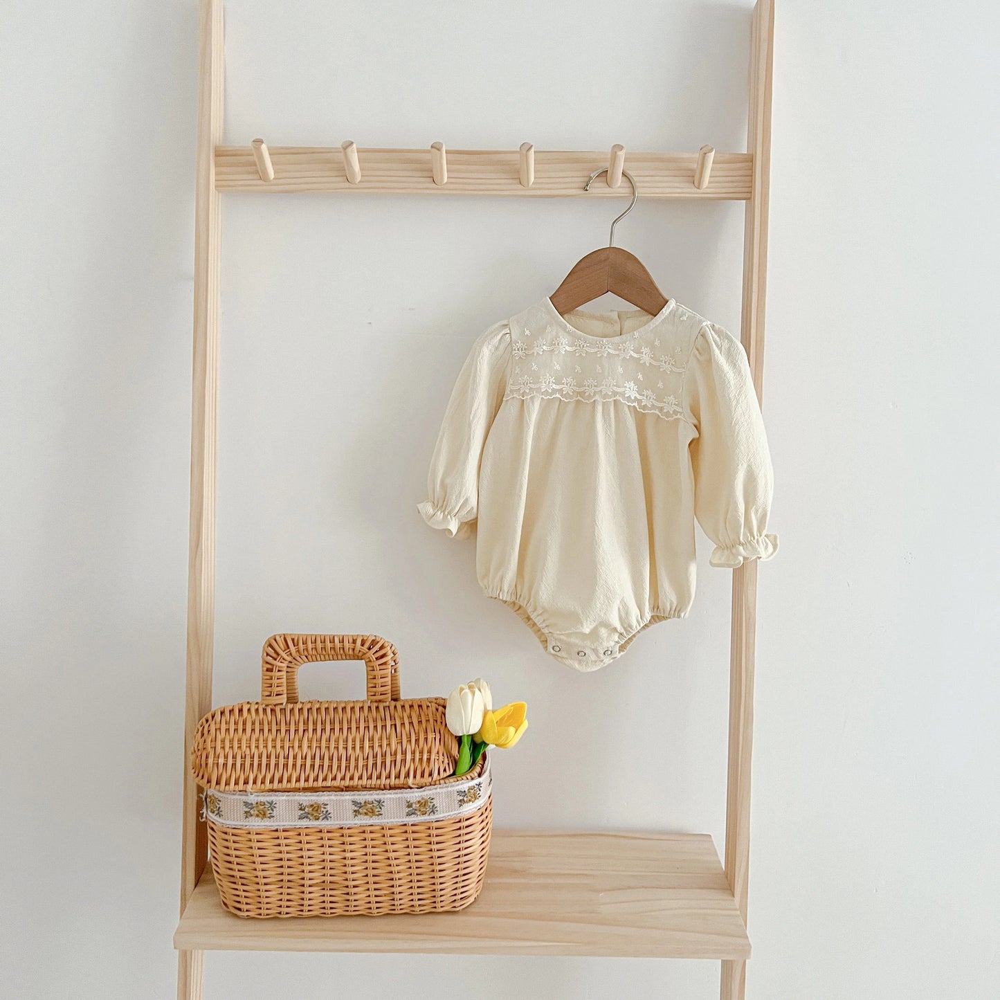 Enterizo para Bebé Niña con Cuello de Encaje – Mono de Algodón de Manga Larga para Primavera y Otoño