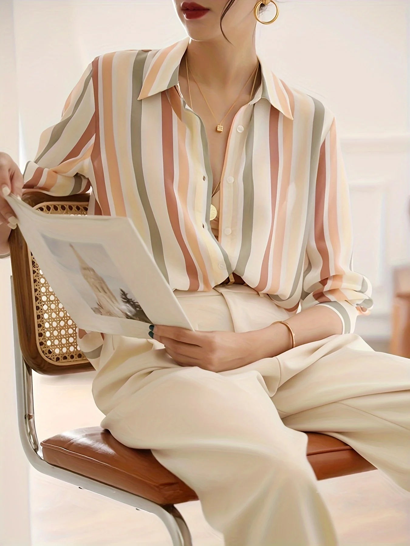✨ Camisa Satinada a Rayas Vintage – Elegancia y Estilo para la Mujer Contemporánea ✨
