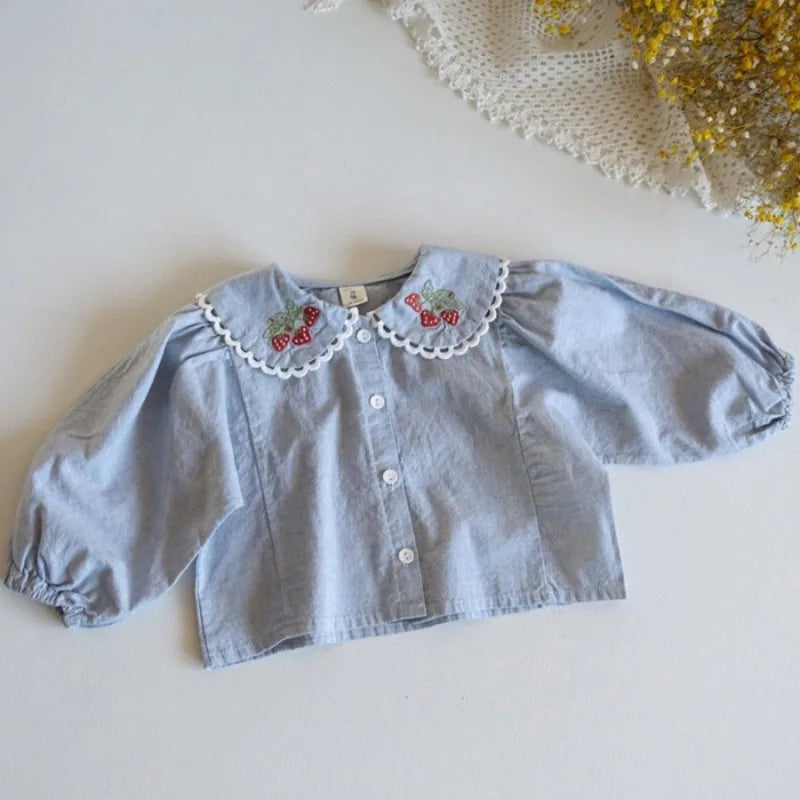Blusa Infantil para Niña  – Manga Larga con Cuello Camisero y Bordado de Fresas